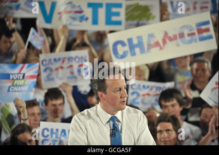 Der konservative Parteivorsitzende David Cameron hält am letzten Tag der Wahlkampagne in Bristol eine Kundgebung von Anhängern ab. Stockfoto