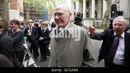 2010 Allgemeine Wahlen nach der Wahl. Der Liberaldemokrat Sir Menzies Campbell kommt zurück im Transport House, London. Stockfoto