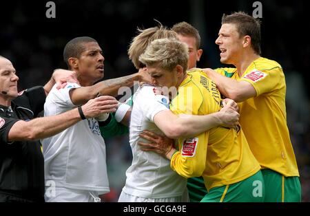 Luciano Becchio (Mitte) von Leeds United stellt sich dem Daniel Jones von Bristol Rovers Nach Teamkollege Max Gradel wird eine rote Karte angezeigt Stockfoto