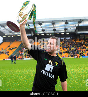 Fußball - Coca-Cola Football League One - Norwich City / Carlisle United - Carrow Road. Paul Lambert, Manager von Norwich City, feiert die Trophäe Stockfoto