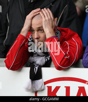 Die Fans von Grimsby Town sind am Ende des Spiels während des Coca Cola League Two-Spiels im Pirelli Stadium, Burton, in den Tribünen niedergeschlagen. Stockfoto