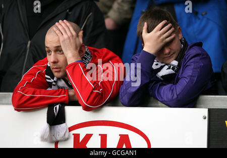 Die Fans von Grimsby Town sind am Ende des Spiels während des Coca Cola League Two-Spiels im Pirelli Stadium, Burton, in den Tribünen niedergeschlagen. Stockfoto