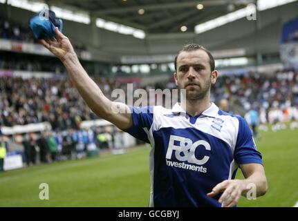 Fußball - Barclays Premier League - Bolton Wanderers gegen Birmingham City - Reebok Stadium. James McFadden von Birmingham City wirft sein Trainingstop in die Tribüne nach dem Spiel Stockfoto