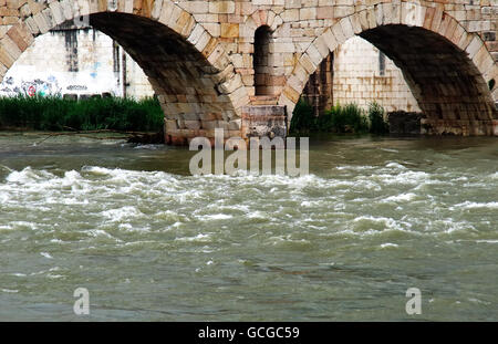 Verona, Italien. Die Ponte Pietra (Italienisch für "Steinerne Brücke"), einst bekannt als die Pons Marmoreus ist ein römischer Bogen Brücke über die Etsch in Verona, Italien. Die Brücke wurde in 100 v. Chr. fertiggestellt, und die Via Postumia von Genua nach Aquileia über es. Es ist die älteste Brücke in Verona. Vier Bögen der Brücke waren von sich zurückziehenden deutschen Truppen im zweiten Weltkrieg gesprengt, aber im Jahre 1957 mit Originalmaterialien wieder aufgebaut. Stockfoto