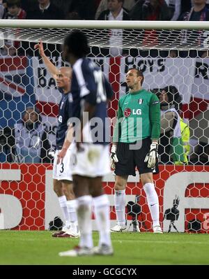 Fulham-Torwart Mark Schwarzer (rechts) sieht aus dem Atletico Madrid's Diego Forlan punktet seine Seiten erstes Tor des Spiels Stockfoto