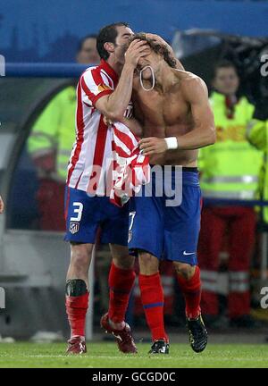 Diego Forlan von Atletico Madrid (rechts) feiert mit seinem Teamkollegen Guerrero Antonio Lopez, nachdem er seine Seiten das zweite Tor der erzielte Spiel Stockfoto