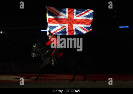 Ein Mitglied der Household Cavalry tritt während der Eröffnungsnacht des Windsor Castle Royal Tattoo in Berkshire auf. Stockfoto