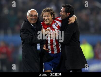 Diego Forlan (Mitte) von Atletico Madrid feiert mit Managerin Quique Sanchez Flores (rechts) nach der Schlusspfeife Stockfoto