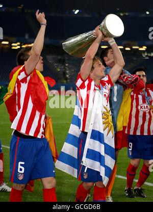 Diego Forlan (rechts) von Atletico Madrid feiert mit der UEFA Europa Liga-Trophäe Stockfoto