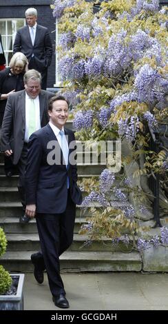 Der britische Premierminister David Cameron führt sein Kabinett nach seiner ersten Kabinettssitzung in der Downing 10 Street, London, für ein Gruppenfoto in den Garten. DRÜCKEN SIE VERBANDSFOTO. Bilddatum: Donnerstag, 13. Mai 2010. Siehe PA Story POLITICS Coalition. Bildnachweis sollte lauten: Andrew Winning/PA Wire Stockfoto