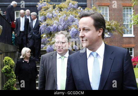 Der britische Premierminister David Cameron führt sein Kabinett nach seinem ersten Kabinettstreffen in der Downing Street 10 in London für ein Gruppenfoto in den Garten. Stockfoto