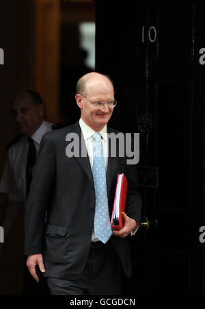 Staatsminister (Universitäten und Wissenschaft), Ministerium für Wirtschaft, Innovation und Fähigkeiten David Willetts verlässt das erste Kabinettstreffen der neuen Koalitionsregierung in der Downing Street 10, London. Stockfoto