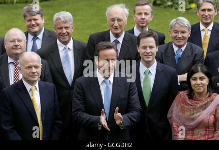 Der britische Premierminister David Cameron (vorderes Zentrum) mit (von links) dem Sekretär der Gemeinden und der lokalen Regierung Eric Pickles, Außenminister William Hague, dem Leiter des Oberhauses Lord Strathcyde, dem Gesundheitsminister Andrew Lansley, dem Leiter des Unterhauses Sir George Young , dem Bildungsminister Michael Gove, Vizepremierminister Nick Clegg, Sekretär für internationale Entwicklung Andrew Mitchell, Minister ohne Portfolio Baroness Warsi, Verkehrsminister Philip Hammond, fordert mit seinem neuen Kabinett im Garten der Downing Street 10 ein Ende eines Gruppenbildes. Stockfoto