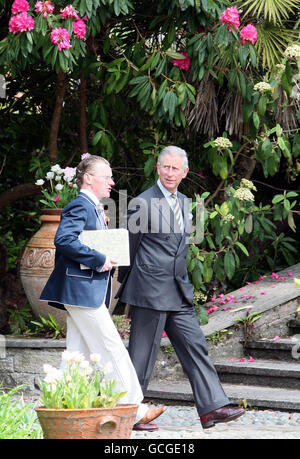 Der Prinz von Wales führt durch die Gärten von Mount Stewart, Co Down. Stockfoto