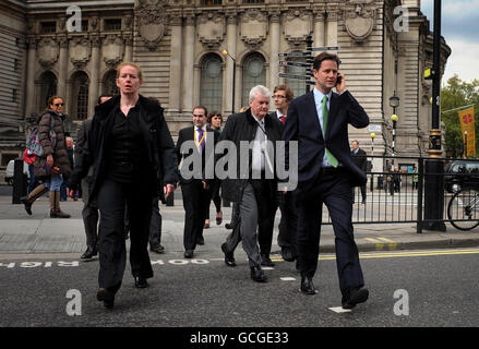 Der stellvertretende britische Premierminister Nick Clegg spricht am Telefon, während er durch Westminster, London, geht. Stockfoto