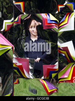 Model Jenny McVean spiegelte sich in einem Kunstwerk mit dem Titel „A Forest“ des Künstlers Jim Lambie wider, einem der neuen Werke, die heute offiziell auf Jupiter Artland in der Nähe von Edinburgh vorgestellt wurden. Stockfoto