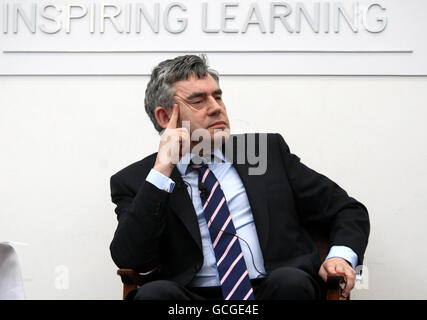 Der ehemalige britische Premierminister Gordon Brown am Adam Smith College in Kirkcaldy bei einem Besuch in seinem Wahlkreis Kirkcaldy und Cowdenbeath. Stockfoto