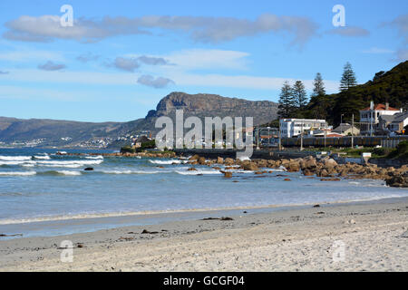 Die felsige Küste erstreckt sich östlich von Muizenberg Beach / Surfer Ecke außerhalb von Kapstadt in Südafrika Stockfoto