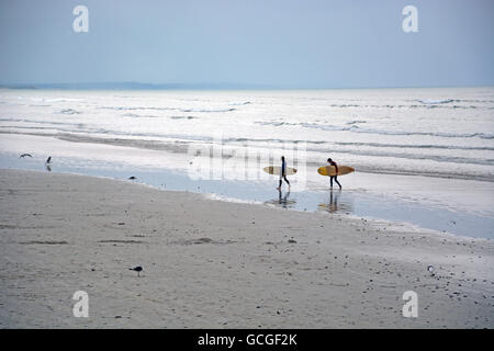 Surfer auf eine lange Strecke von Muizenberg Beach an der False Bay, Cape Town South Africa Stockfoto