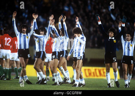 Fußball - Weltmeisterschaft Argentinien 1978 - Gruppe Eins - Argentinien gegen Ungarn - Estadio Monumental. Argentinische Spieler feiern das Spiel gegen Ungarn 2-1 in ihrem Eröffnungsspiel der Weltmeisterschaft. Stockfoto