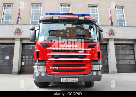 Ein Feuerwehrmotor parkte vor der Nottingham Central Fire Station. Bitte beachten Sie, dass das Nummernschild und der Hintergrund dieses Fahrzeug als Nottinghamshire Fire and Rescue Service Vehicle kennzeichnen. Stockfoto