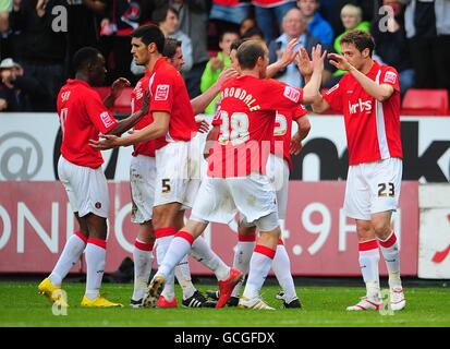 Charlton Athletic: Spieler feiern, nachdem Simon Ferry von Swindon Town nach einem Assist von Gary Borrowdale von Charlton Athletic (Mitte) ein eigenes Tor erzielt hat Stockfoto