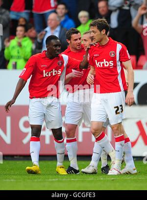 Charlton Athletic Spieler feiern nach Swindon Town Simon Ferry Punkte Ein eigenes Tor nach einem Assist von Charlton Athletic Gary Borrowdale (rechts) Stockfoto