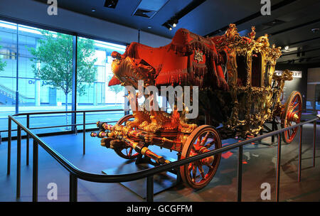 Der Oberbürgermeister des Londoner Staatsbußes nimmt in den neuen modernen Galerien mit Glasfassade im Museum of London im Herzen der Hauptstadt einen besonderen Platz ein. Stockfoto