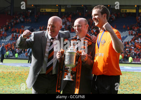 Fußball - Scottish Cup - Finale - Ross County / Dundee United - Hampden Park. Stephen Thompson, Vorsitzender von Dundee United, Peter Houston (links) und Andy Webster (rechts) feiern mit dem Scottish Cup Stockfoto