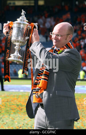 Stephen Thompson, Vorsitzender von Dundee United, feiert mit dem Scottish Cup Stockfoto