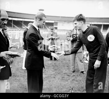 Der Duke of Edinburgh überreicht JF Treloar eine Medaille nach der 400-Meter-Staffel, in der er für DAS BE Team fuhr, das in 41.8 Sekunden die USA schlug - ein neuer britischer Rekord. Stockfoto