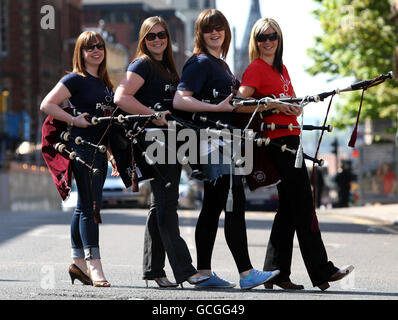 Piping Live! Die Botschafterin des International Piping Festival in Glasgow, Eve Muirhead (rechts), startet dieses Jahr im National Piping Centre in Glasgow mit ihren Kollegen (von links) Andrea Boyd, 26, aus Nova Scotia, Megan Canning, 26, Aus Kalifornien und Emma Buchan, 20, aus Falkirk. Stockfoto