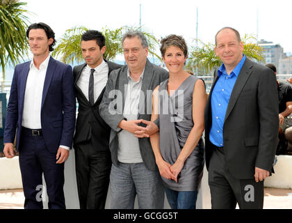 Regisseur Stephen Frears (Mitte) mit den Darstellern seines neuen Films, Tamara Drewe, (von links nach rechts) Luke Evans, Dominic Cooper, Stephen Frears, Tamsin Greig und Bill Camp, während der 63. Filmfestspiele von Cannes, Frankreich. Stockfoto