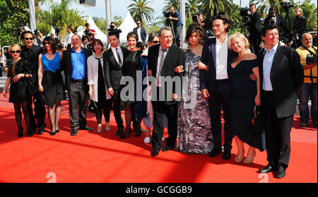 Regisseur Stephen Frears (5. Rechts) kommt mit den Darstellern seines neuen Films Tamara Drewe und mit anderen zur Premiere bei den 63. Filmfestspielen in Cannes, Frankreich. Die Besetzung von links sind Luke Evans (links), Dominic Cooper (Mitte links) mit dem Karikaturisten Posy Simmonds und Bill Camp (4. Links) und Tamsin Greig (3. Links). DRÜCKEN SIE VERBANDSFOTO. Bilddatum: Dienstag, 18. Mai 2010. Siehe PA Story SHOWBIZ Cannes. Bildnachweis sollte lauten: Fiona Hanson/PA Wire Stockfoto