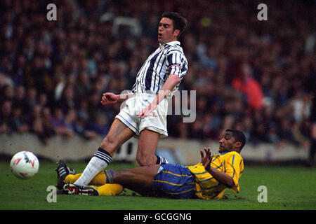 Fußball - Endsleigh League Division One - West Bromwich Albion / Birmingham City - The Hawthorns. Ian Hamilton von West Bromwich Albion in Angriff genommen von Roger Willis von Birmingham City Stockfoto