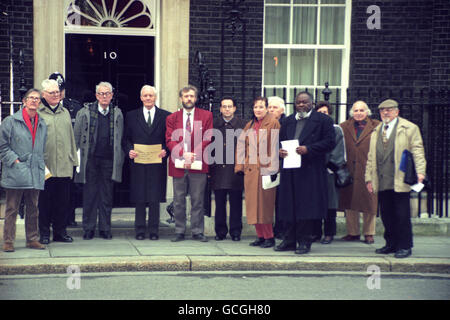 EINE DELEGATION VON ABGEORDNETEN (VON 3. L) TAM DALYELL, TONY BENN, JEREMY CORBYN UND (4. R) BERNIE GRANT UND ANDERE ÜBERREICHEN EINEN BRIEF AN DIE DOWNING STREET NR. 10, UM GEGEN DIE UNTERSTÜTZUNG DER REGIERUNG FÜR MILITÄRISCHE AKTIONEN GEGEN DEN IRAK ZU PROTESTIEREN. Stockfoto