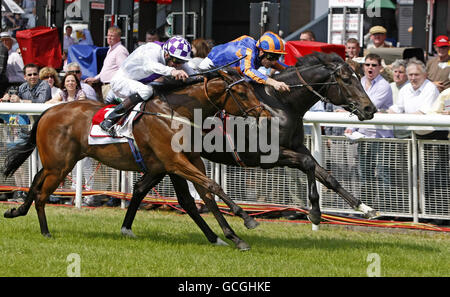 Samuel Morse unter Johnny Murtagh (rechts) gewinnt den T P Waters European Breeders Fund Marble Hill Stakes während des Abu Dhabi Irish 2000 Guineas Day auf der Curragh Racecourse, Co. Kildare, Irland. Stockfoto