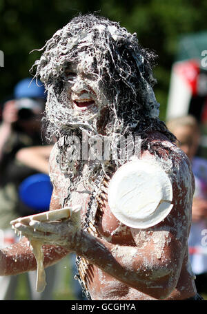 Joel Hicks vom Modern Family Team aus Leicester im Einsatz während der jährlichen World Custard Pie Championship in Coxheath, Kent. Stockfoto