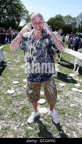 Terry Hadaway vom Team der High Pressure Cleaning Company aus Kent feiert den Sieg bei der jährlichen World Custard Pie Championship in Coxheath, Kent. Stockfoto