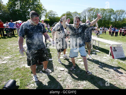 Mitglieder des Teams der High Pressure Cleaning Company aus Kent feiern den Sieg bei der jährlichen World Custard Pie Championship in Coxheath, Kent. Stockfoto