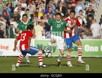 Robbie Keane (Mitte) der Republik Irland kämpft gegen Enrique Vera (links) und Antolin Alcaraz (rechts) aus Paraguay um den Ball. Stockfoto