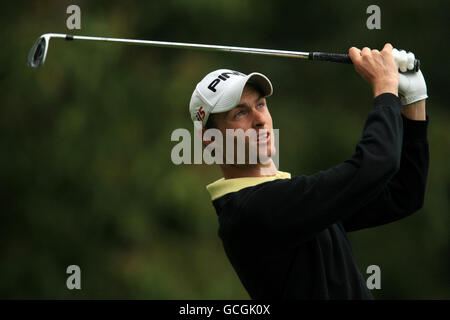 Golf - BMW PGA Championship 2010 - erster Tag - Wentworth Golf Club. Rhys Davies aus Wales spielt das T-Shirt ab Stockfoto