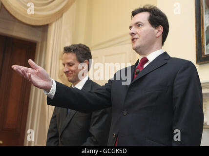 Der britische Schatzkanzler George Osborne, rechts, hört zu, wie US-Finanzminister Timothy Geithner auf einer gemeinsamen Pressekonferenz in der Downing Street 11 in London, Großbritannien, spricht Stockfoto