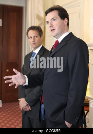 Timothy Geithner, US-Finanzminister, sieht George Osborne, der britische Schatzkanzler, während einer gemeinsamen Pressekonferenz in der Downing Street 11 in London, Großbritannien, Gesten an Stockfoto