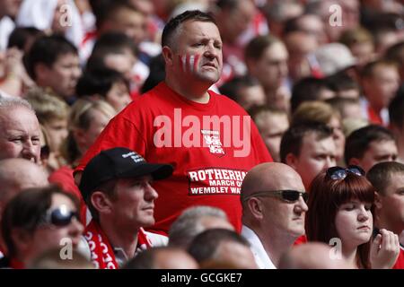 Fußball - Coca-Cola Football League Two - Play Off - Finale - Dagenham und Redbridge gegen Rotherham United - Wembley Stadium. Rotherham United Fans waren in den Tribünen niedergeschlagen Stockfoto