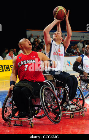 Paralympics - BT Paralympic World Cup 2010 - Tag sechs - Manchester. Der britische Ian Sager schießt beim Basketball-Spiel im Rollstuhl während der BT Paralympic World Cup in Sport City, Manchester. Stockfoto