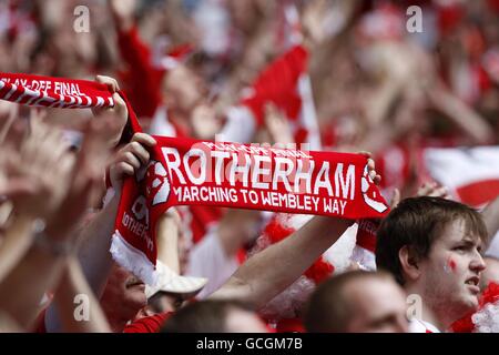 Fußball - Coca-Cola Football League Two - Play Off - Finale - Dagenham und Redbridge gegen Rotherham United - Wembley Stadium. Rotherham United Fans jubeln auf der Tribüne an ihrer Seite Stockfoto