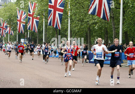 Leichtathletik, Bupa London 10,000, London. Ein Blick auf die Wettbewerber während der Bupa London 10,000 in London. Stockfoto