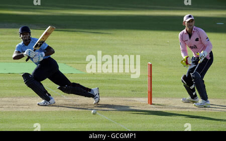 Middlesex Panthers Wicketkeeper Adam Gilchrist beobachtet, wie Sussex Sharks Dwayne Smith während des Friends Provident T20-Spiels auf dem Lord's Cricket Ground, London, 4 Läufe den Ball traf. Stockfoto