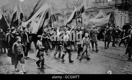 STREIKENDE MIT FAHNEN UND PORTRÄTS DES ZAREN NIKOLAUS II. ZIEHEN WÄHREND DER RUSSISCHEN REVOLUTION VON 1905 DURCH DIE STRASSEN VON ODESSA, WAS EINE VERFASSUNGSÄNDERUNG ERZWANG. Stockfoto